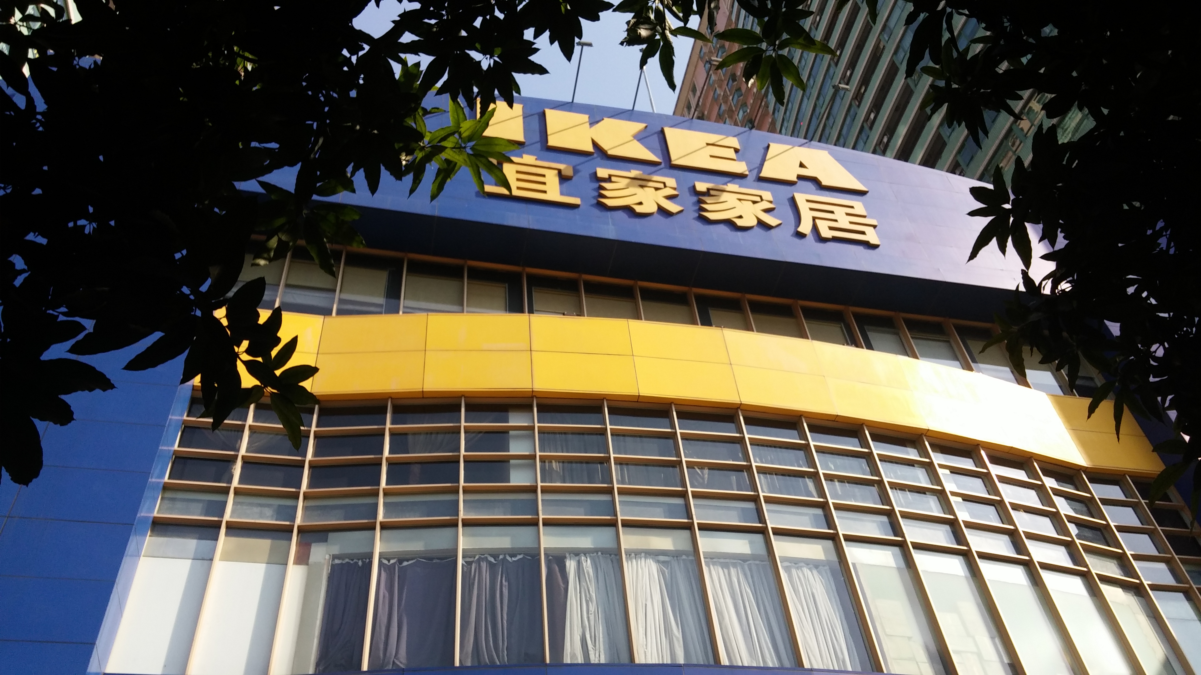 优点: 8月12号京东入手之前就查了很多相关信息,知道了G3算是经典机型G2的升级版,几项硬件配置得到了升级,达到了主流旗舰水准,个人感觉5.5寸2K分辨率IPS屏和支持光学防抖、X光对焦(不是一般的快哦,特别快)的后置1300万摄像头是G3的最最亮点之处,538PPI可谓是当下数一数二的ppi了,肉眼真心是无论如何也看不到像素点了,屏占比76.