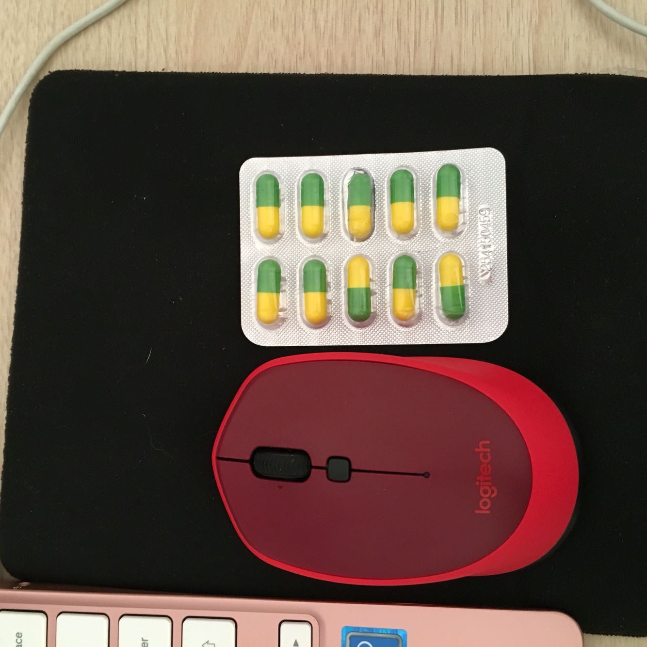 刚买了一个,画cad用,什么都好,就是滚轮设计的不好,首先,中键不清晰,经常会按到左摆右摆,其次是滚轮的阻尼太小。不过连接速度是确实很快,鼠标也很好看。但关键的使用并没有预期的好,个人觉得更适合悠闲的浏览网页。看了你们那么多好评,我怀疑我是不是买到了假罗技。 现在已经挂在闲鱼。